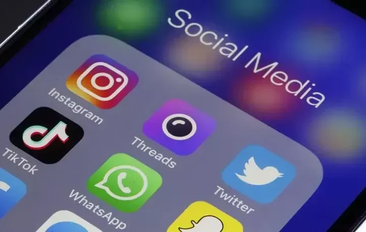 手机中的WhatsApp与多种社交应用图标